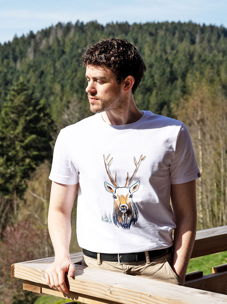 t-shirt blanc grand cerf dans les hauteurs